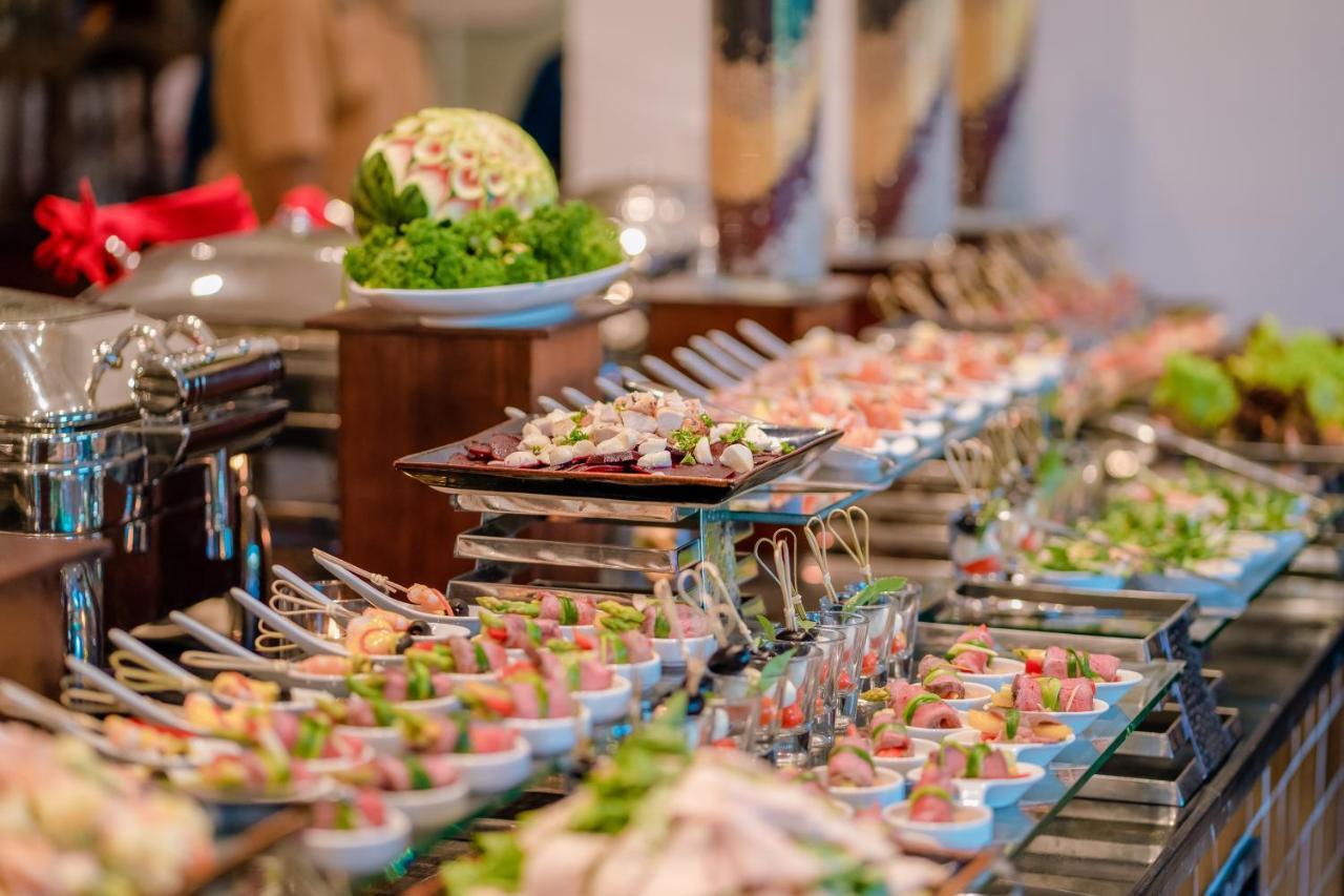 Allegro Hoi An . A Little Luxury Hotel & Spa מראה חיצוני תמונה A buffet at a hotel