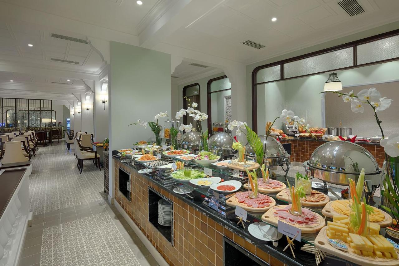 Allegro Hoi An . A Little Luxury Hotel & Spa מראה חיצוני תמונה A buffet at a hotel