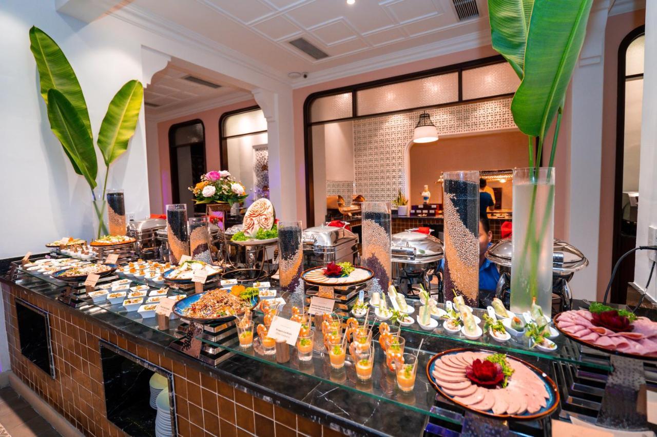 Allegro Hoi An . A Little Luxury Hotel & Spa מראה חיצוני תמונה A buffet at a hotel