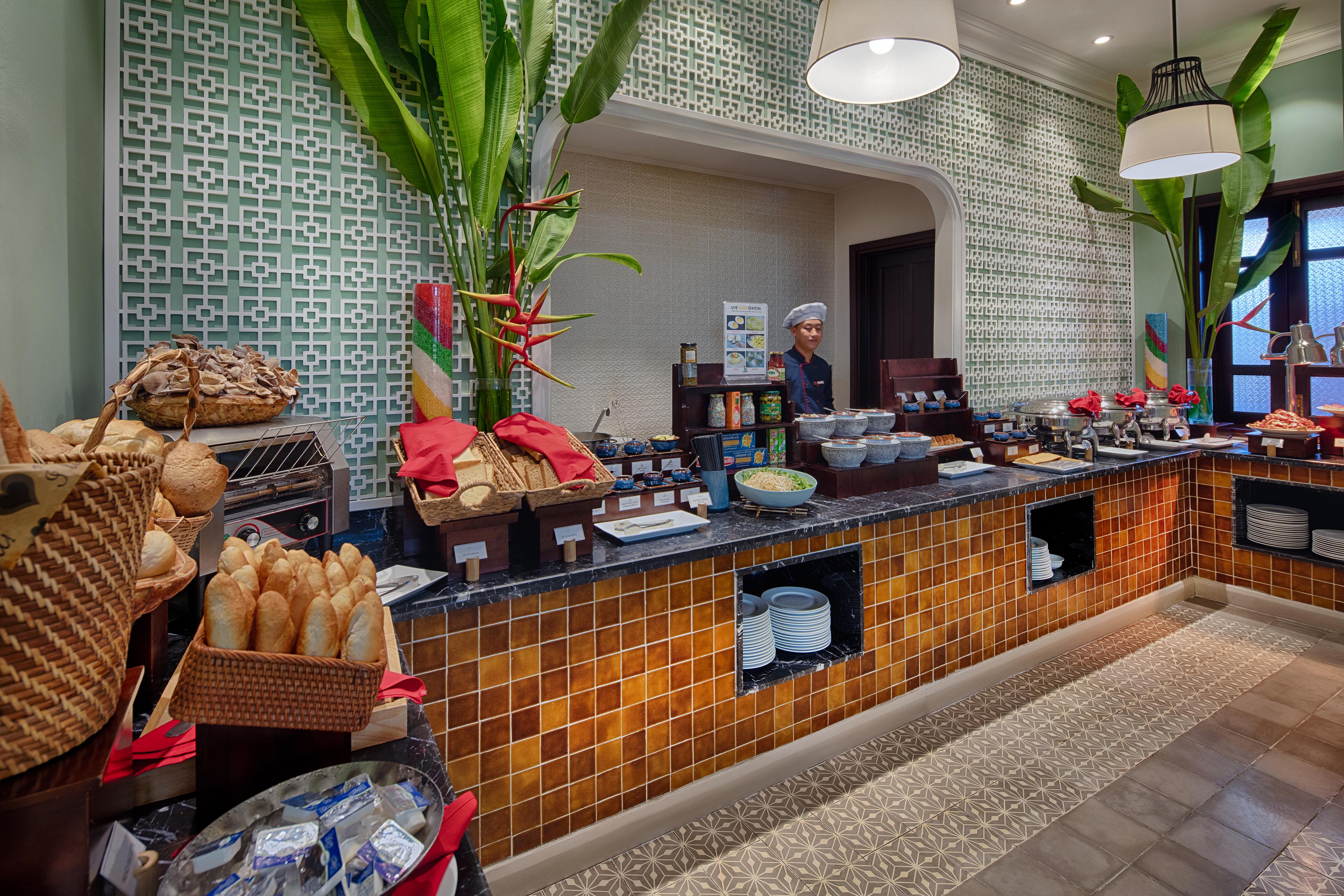 Allegro Hoi An . A Little Luxury Hotel & Spa מראה חיצוני תמונה The buffet at the hotel
