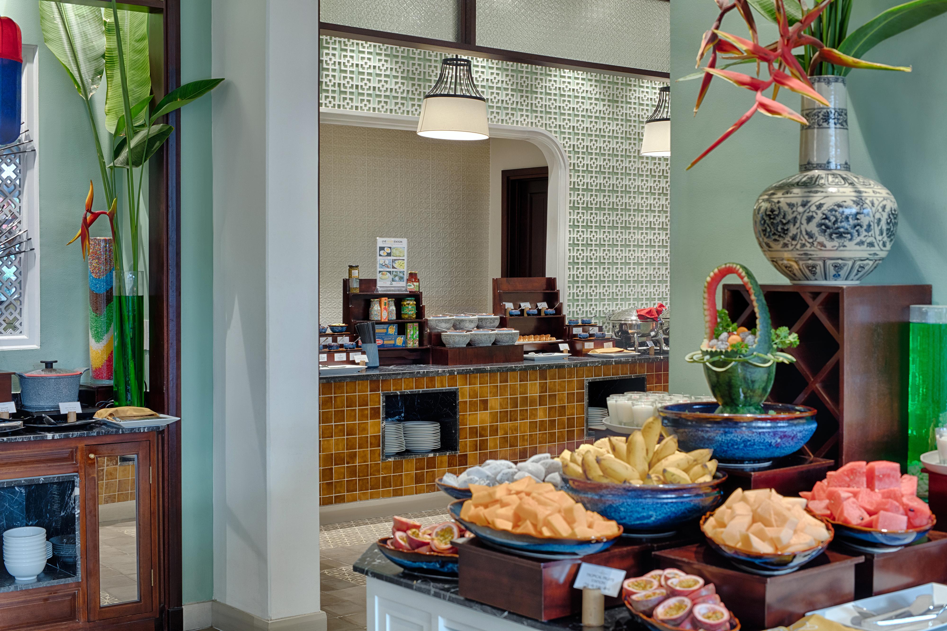 Allegro Hoi An . A Little Luxury Hotel & Spa מראה חיצוני תמונה A buffet at a hotel