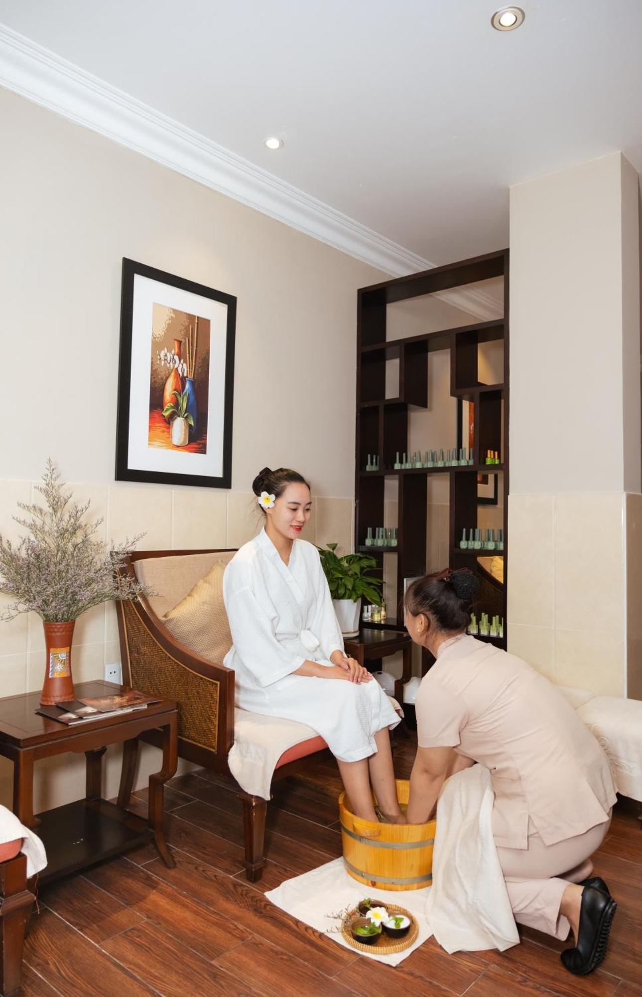 Allegro Hoi An . A Little Luxury Hotel & Spa מראה חיצוני תמונה A foot massage