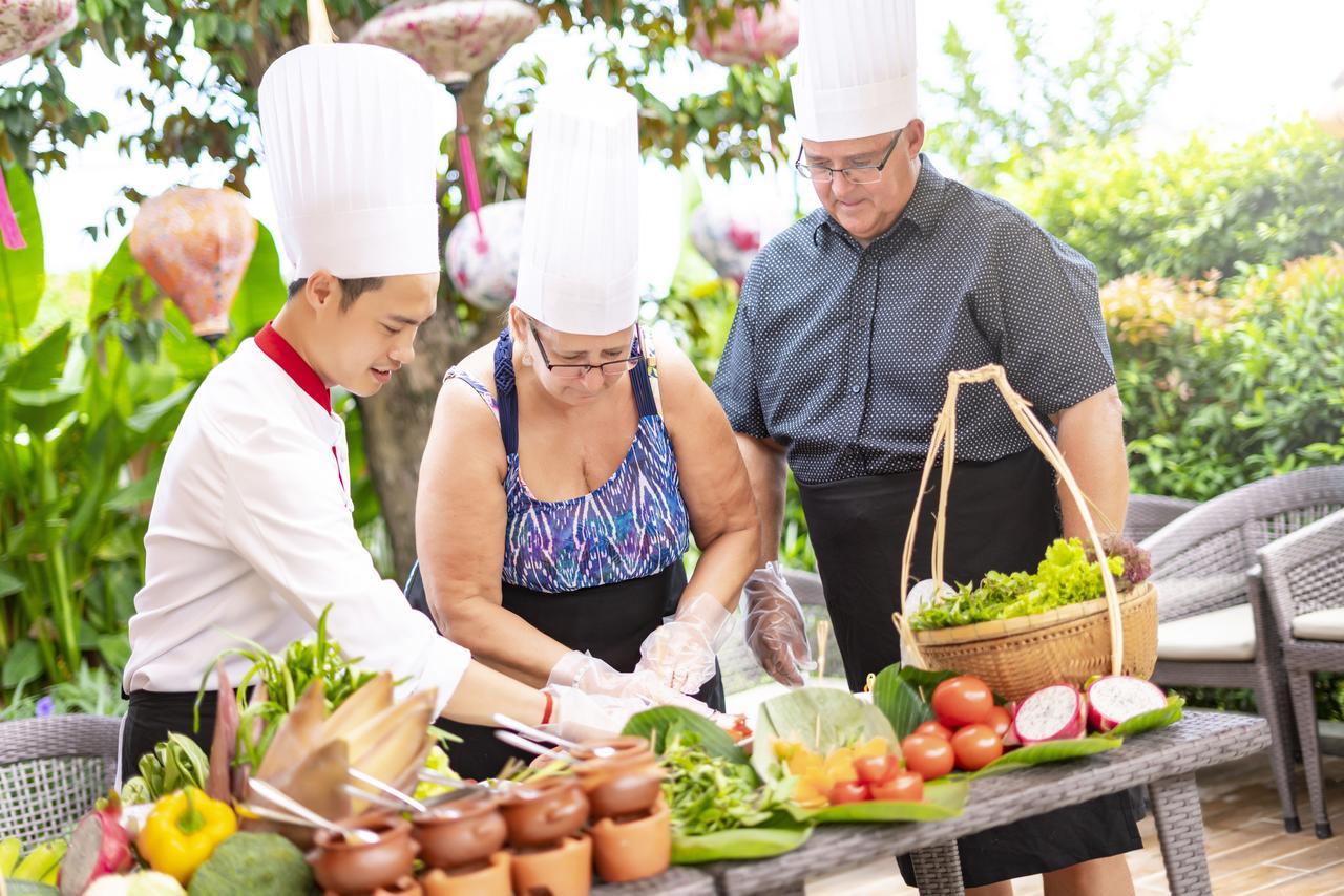 Allegro Hoi An . A Little Luxury Hotel & Spa מראה חיצוני תמונה A couple learning to cook Thai cuisine