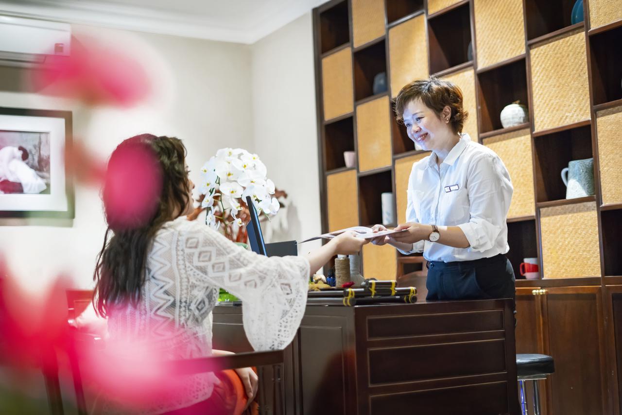 Allegro Hoi An . A Little Luxury Hotel & Spa מראה חיצוני תמונה A guest checking in at the hotel